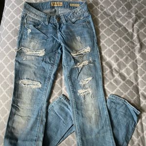 🌿 NWOT Guess Ripped Jeans